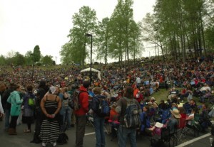 The audience at the Hillside Stage just before The Waybacks covered a Bob Dylan live album. Photo by Jesse Wood